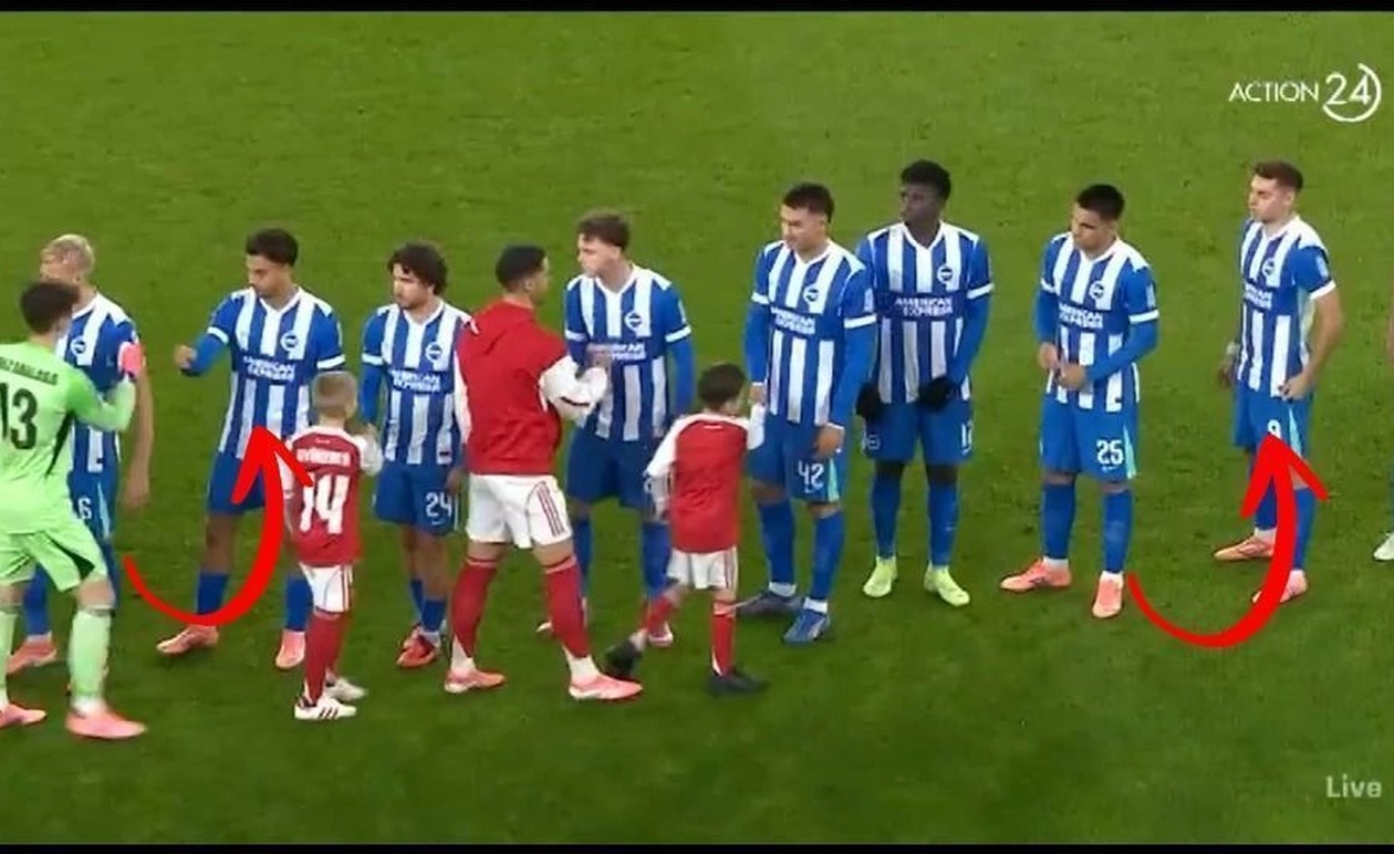 Η είσοδος των ομάδων στον αγώνα Άρσεναλ Μπράιτον