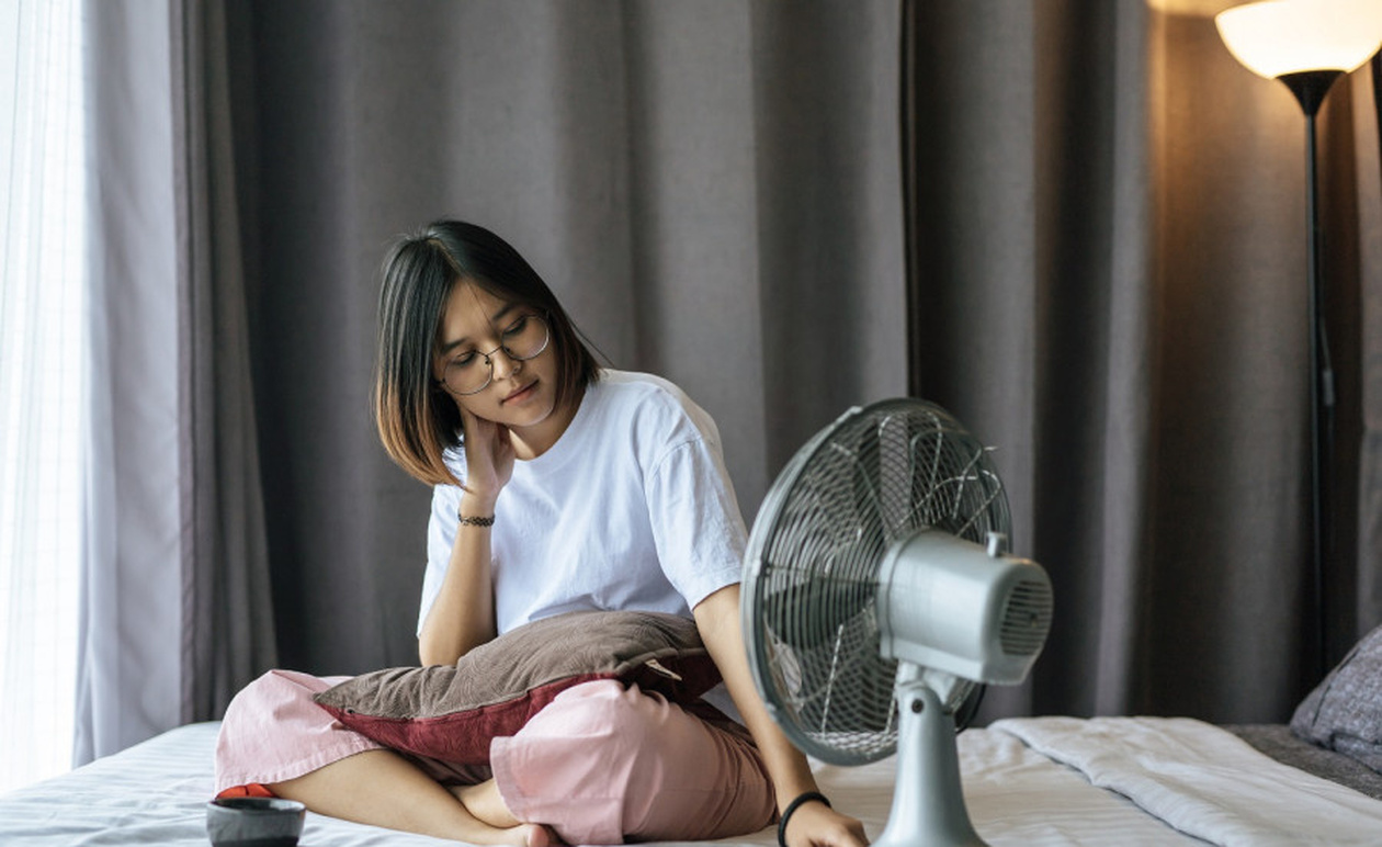 Γιατί η χρήση ανεμιστήρα τη νύχτα μπορεί να διαταράξει τον ύπνο σας