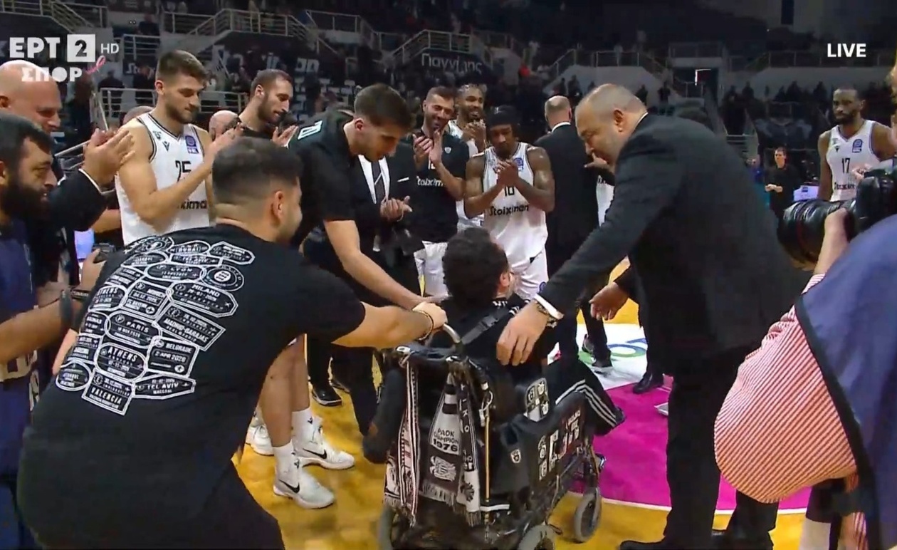 Ο Γιαννάκης πανηγυρίζει μαζί με τους παίκτες μετά τη νίκη επί Περιστερίου