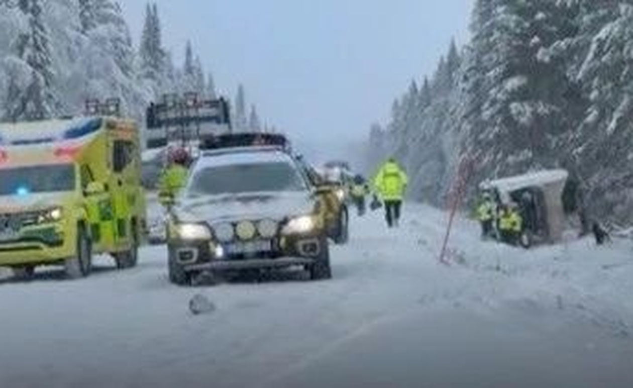 Συναγερμός σε ΕΚΑΒ και Πυροσβεστική: Λεωφορείο ανατράπηκε σε χαντάκι – 16 τραυματίες, οι 6 στο νοσοκομείο