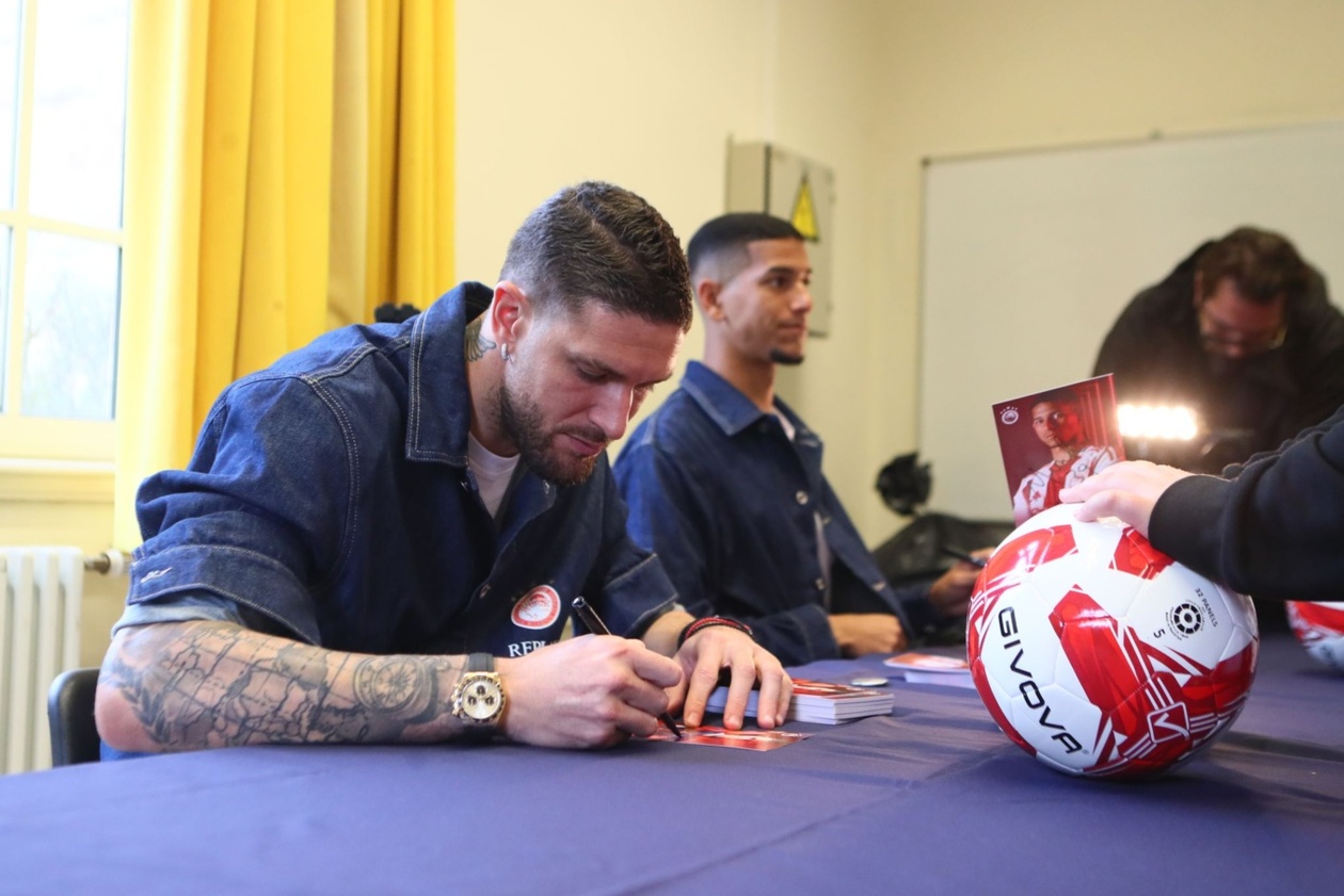 Πασχαλάκης και Μάνσα: Χαμόγελα και αυτόγραφα στο χριστουγεννιάτικο bazaar του Κολλεγίου Αθηνών