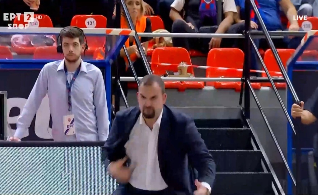 Ο Αγγέλου προκαλεί ένταση στον πάγκο ζητώντας φάουλ