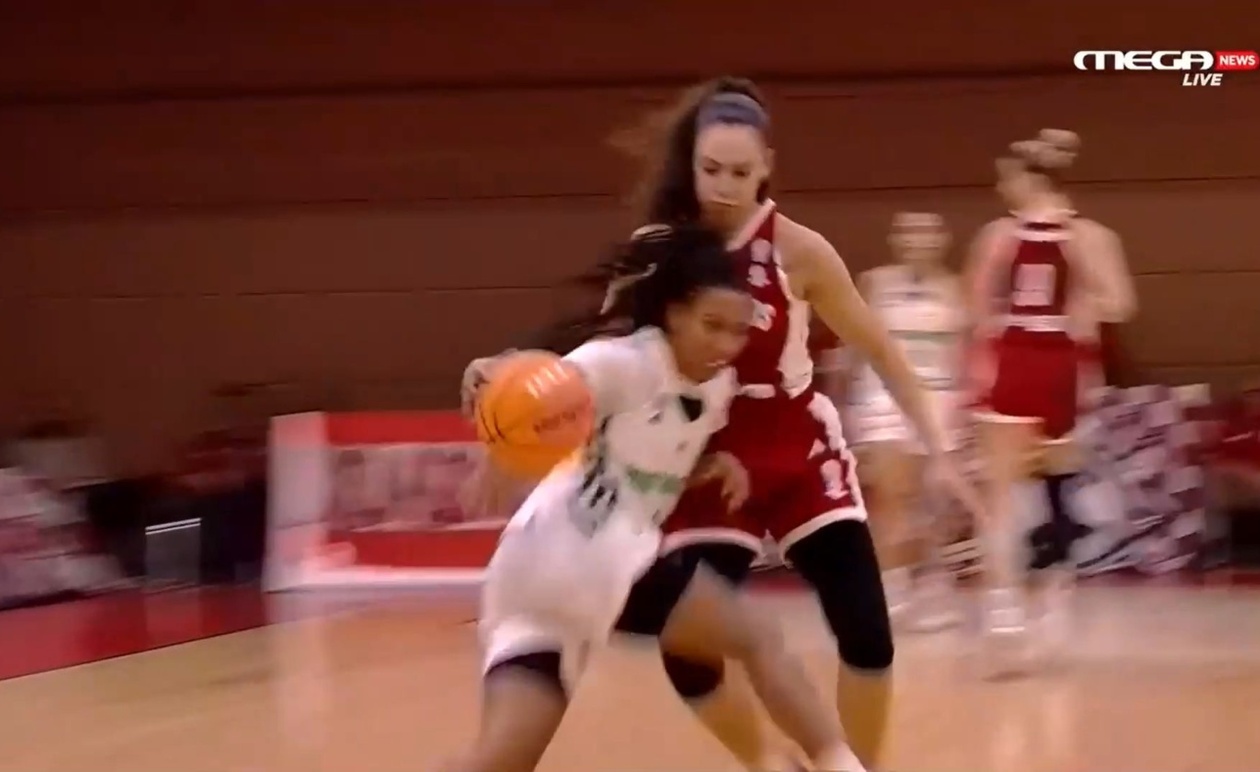 Οι παίκτριες του Ολυμπιακού διαμαρτύρονται για τα φάουλ στην Καρλάφτη και τη Χριστινάκη