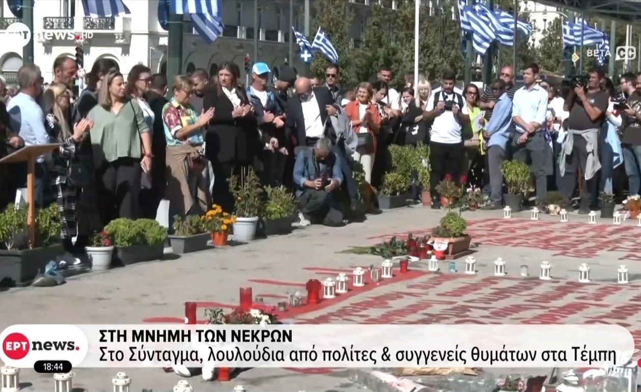 Λουλούδια στη μνήμη θυμάτων στα Τέμπη στο Σύνταγμα