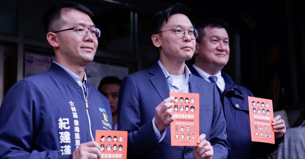 Ταϊβάν: Αξιωματούχος χαρακτηρίζει την Κίνα ‘ταραχοποιό’ και διανέμει εγχειρίδια άμυνας