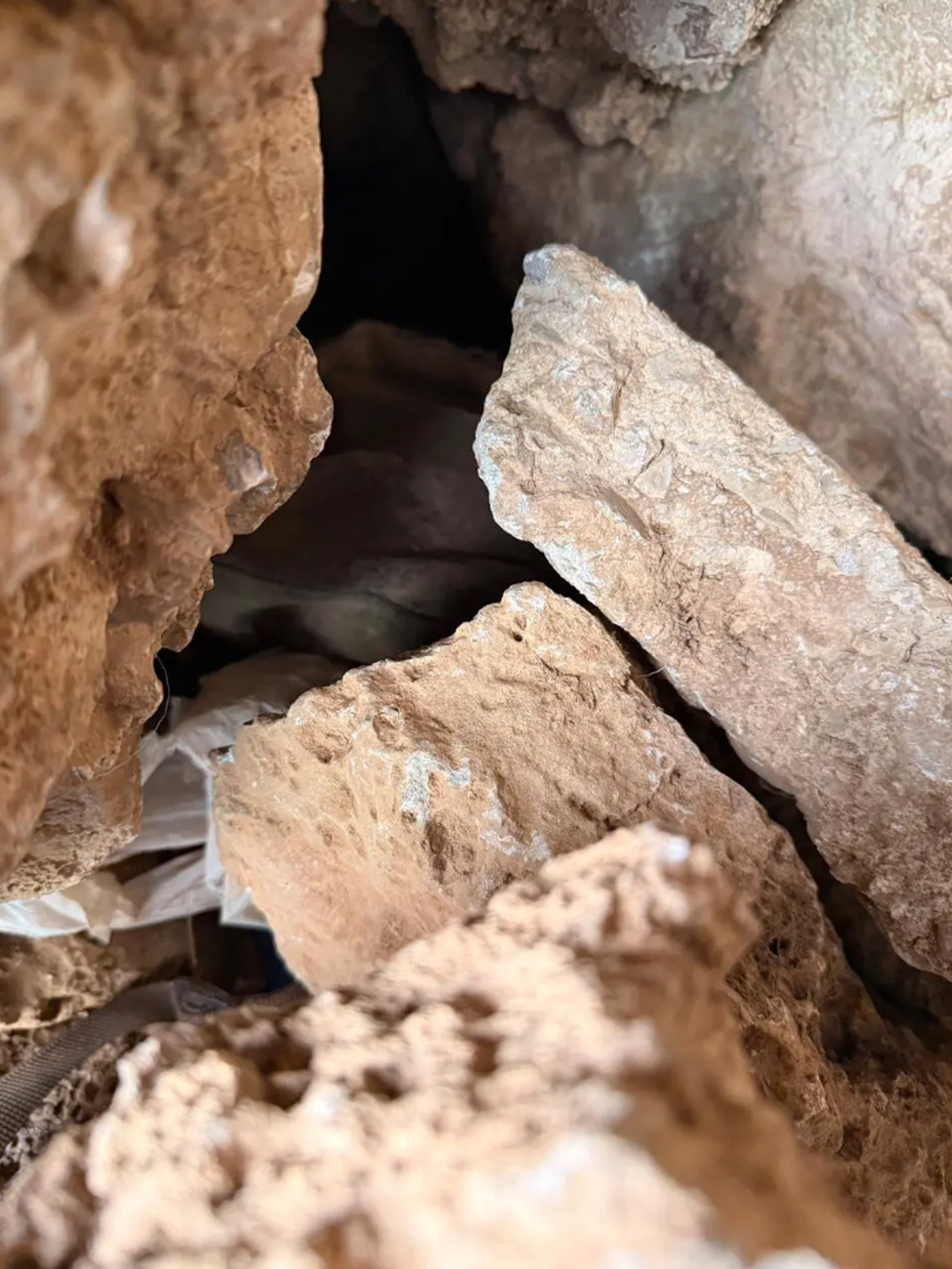 Βρέθηκαν όπλα και φυσίγγια σε σπήλαιο στα Βορίζια