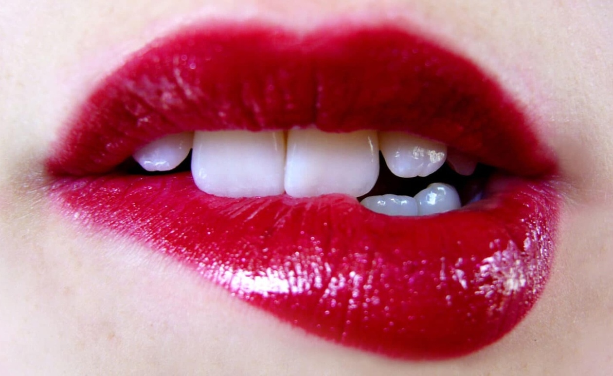 Γιατί οι γυναίκες δαγκώνουν τα χείλη τους
