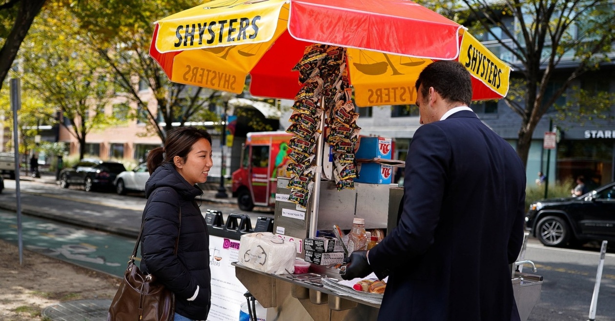 Δικηγόρος της IRS σε αναστολή πωλεί hot dog στην Ουάσιγκτον