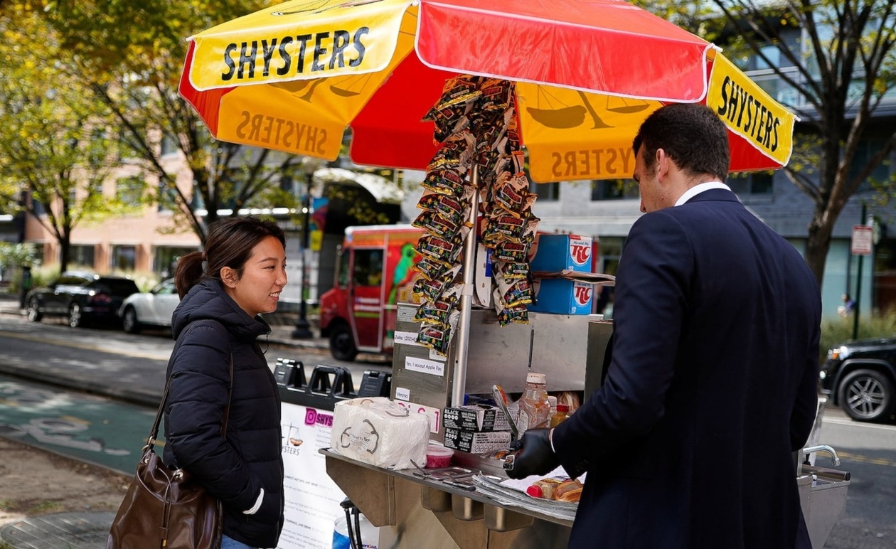 Δικηγόρος της IRS σε αναστολή πωλεί hot dog στην Ουάσιγκτον