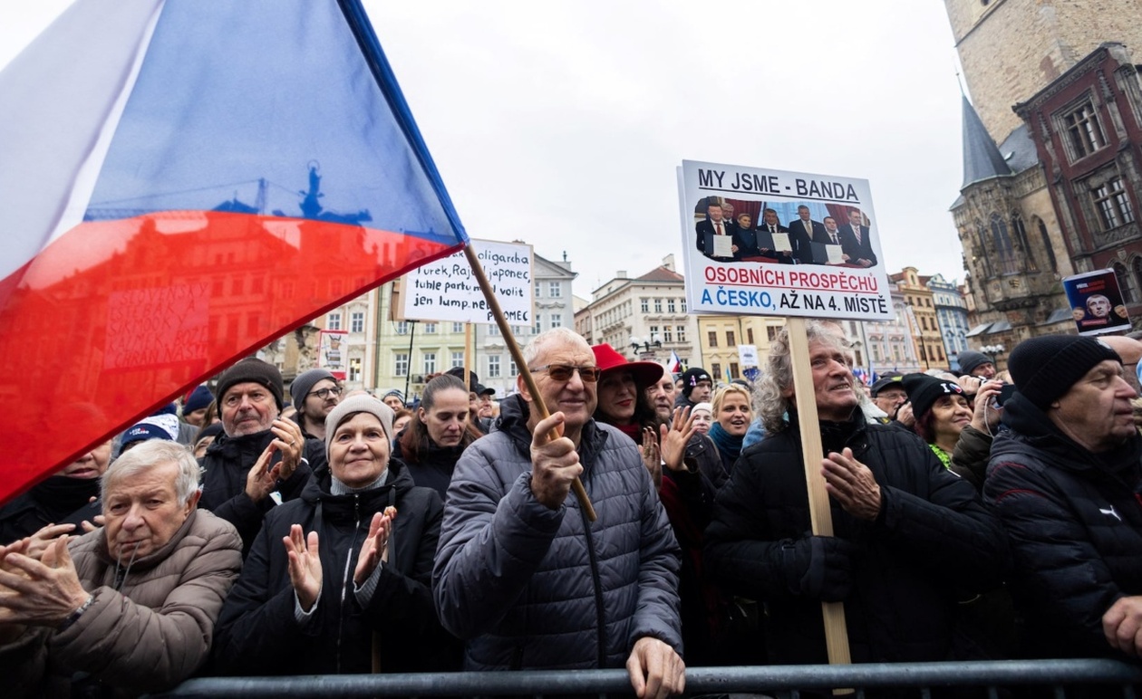 Χιλιάδες Τσέχοι και Σλοβάκοι διαδηλώνουν για τη Βελούδινη Επανάσταση: Προειδοποιήσεις για απειλές στη δημοκρατία