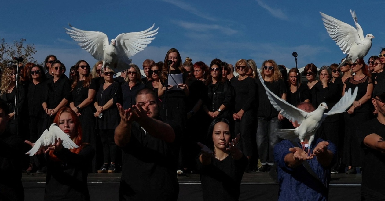 Δεκάδες χιλιάδες διαδηλωτές στο Νόβι Σαντ τίμησαν την επέτειο της κατάρρευσης της στέγης του σιδηροδρομικού σταθμού