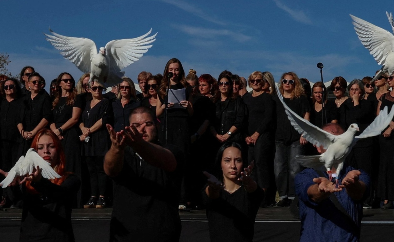 Δεκάδες χιλιάδες διαδηλωτές στο Νόβι Σαντ τίμησαν την επέτειο της κατάρρευσης της στέγης του σιδηροδρομικού σταθμού