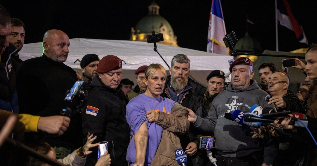 Σερβίδα μητέρα σταματά την απεργία πείνας για να ενωθεί με τις αντικυβερνητικές διαδηλώσεις