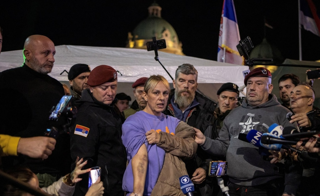 Σερβίδα μητέρα σταματά την απεργία πείνας για να ενωθεί με τις αντικυβερνητικές διαδηλώσεις