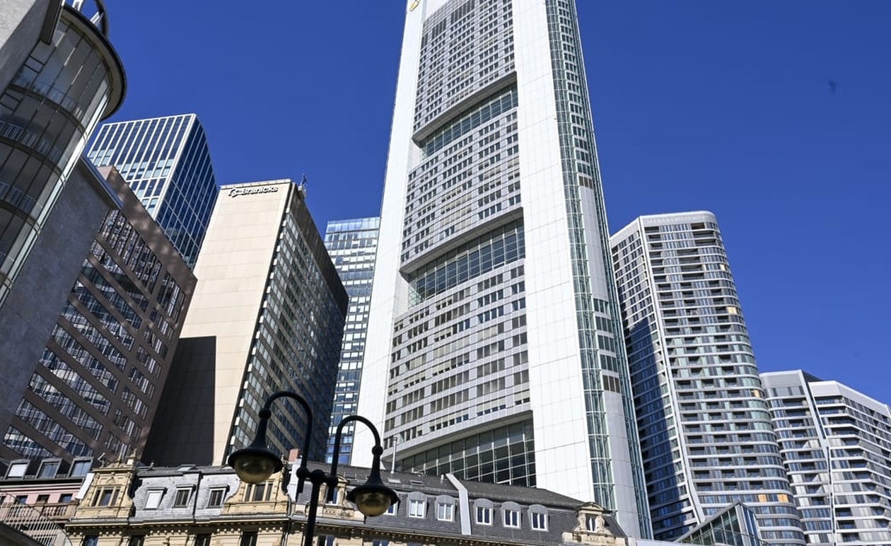 Η ΕΚΤ διατηρεί τα επιτόκια σταθερά καθώς οικονομία εμφανίζει αντοχές