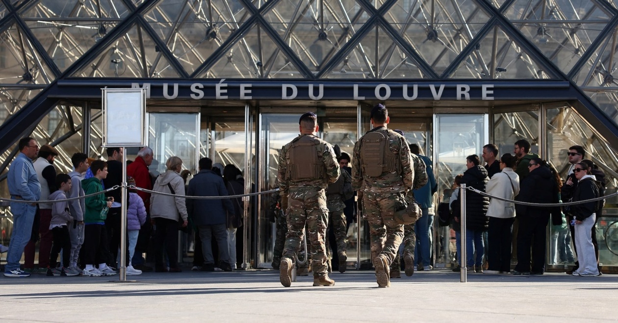 Συλλήψεις για την κλοπή κοσμημάτων από το Λούβρο