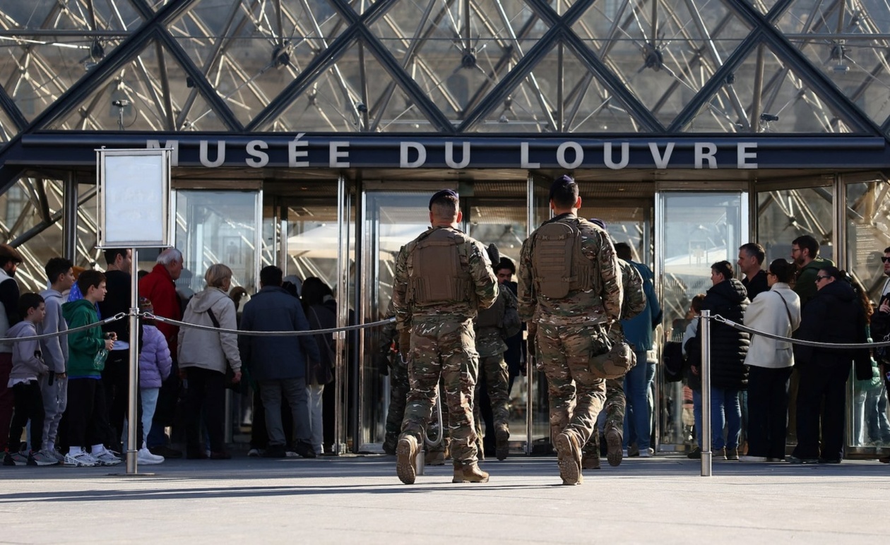 Συλλήψεις για την κλοπή κοσμημάτων από το Λούβρο