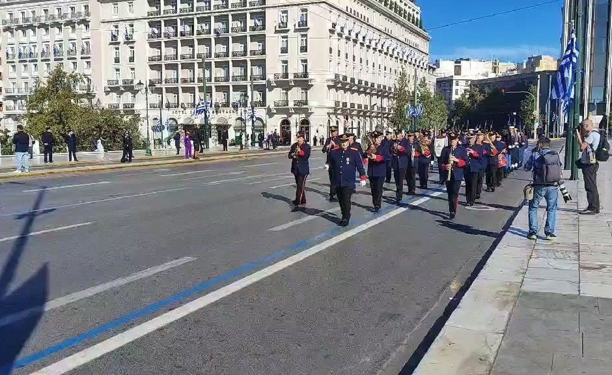 Η μπάντα της πυροσβεστικής στη πλατεία Συντάγματος για την παρέλαση της 28ης Οκτωβρίου