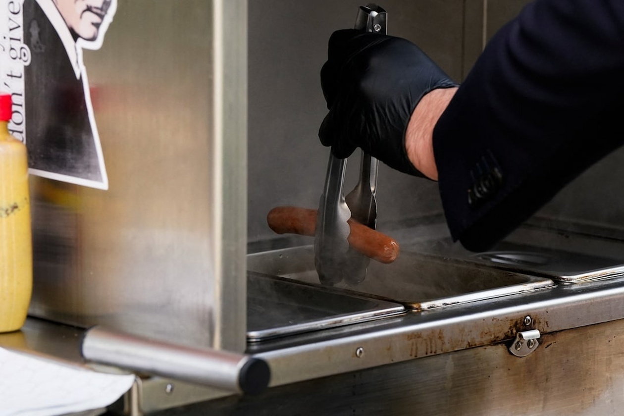 Δικηγόρος της IRS σε αναστολή πωλεί hot dog στην Ουάσιγκτον