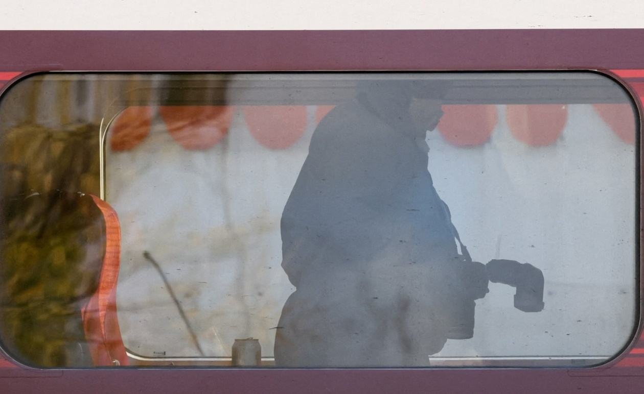 Ένας Βρετανός άνδρας κατηγορείται ότι τραυμάτισε με μαχαίρι πολλούς επιβάτες σε τρένο και δεν ήταν γνωστός στις υπηρεσίες ασφαλείας