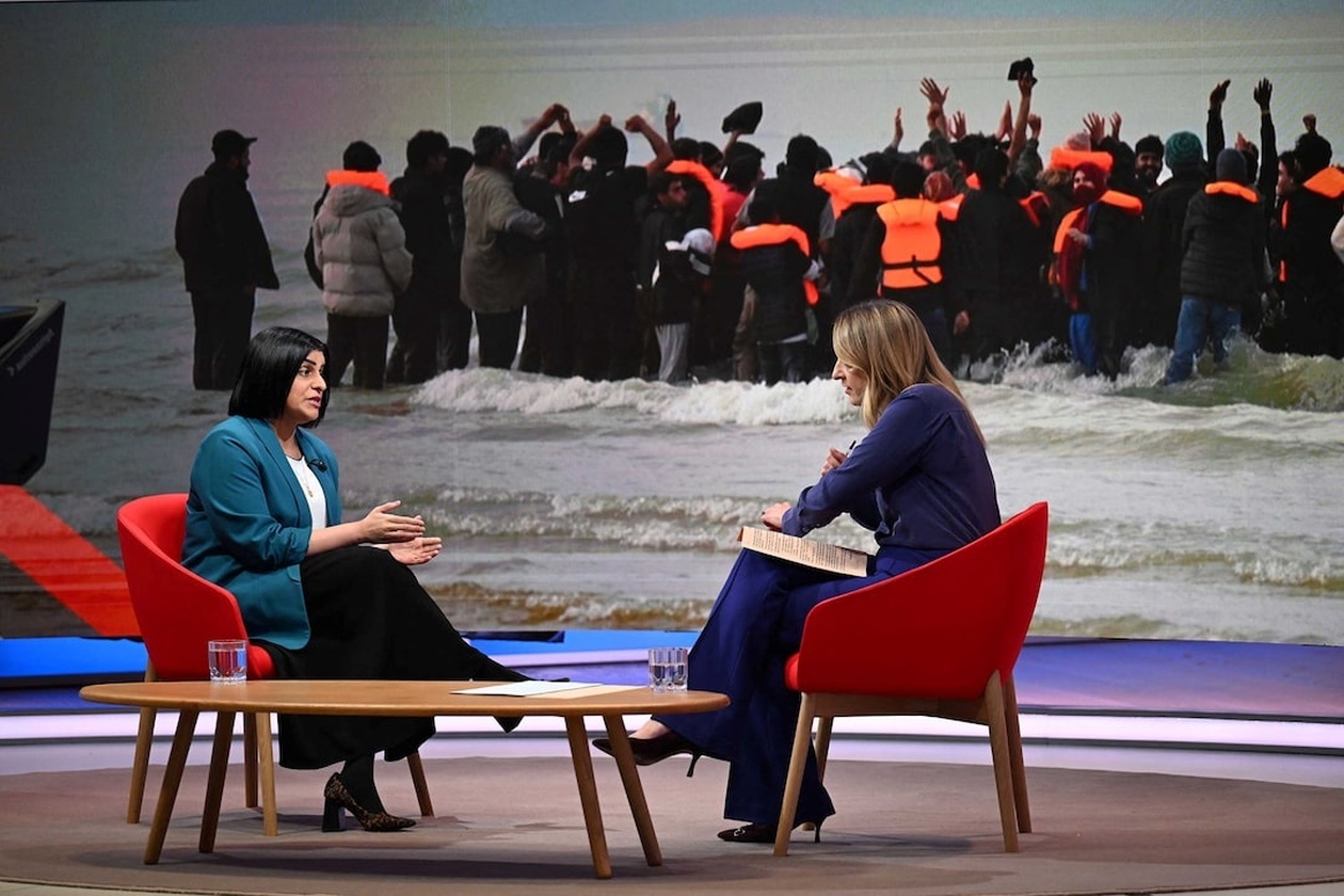 Η Βρετανία Αναθεωρεί Νόμους Ανθρωπίνων Δικαιωμάτων για Σκληρότερη Πολιτική Ασύλου