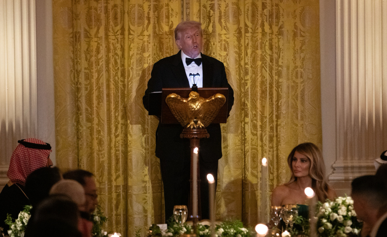 Ο Τραμπ υπέγραψε το νομοσχέδιο Έπσταϊν μετά από αντίσταση