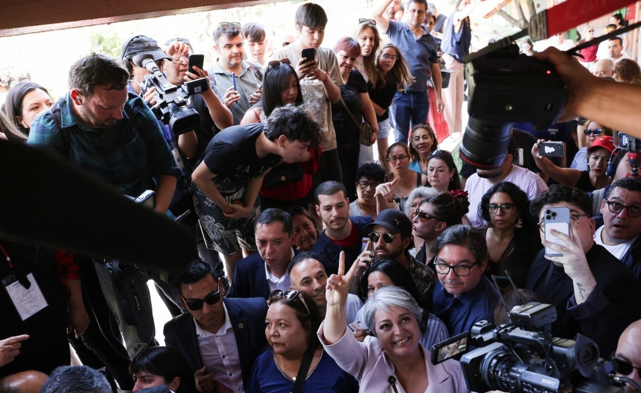 Η Τζανέτ Χάρα Προηγείται στις Προεδρικές Εκλογές της Χιλής: Αρχικά Αποτελέσματα Δείχνουν Επαναληπτικό Γύρο