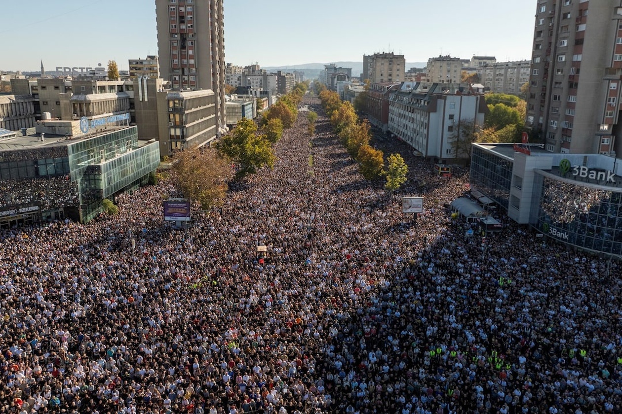 Δεκάδες χιλιάδες διαδηλωτές στο Νόβι Σαντ τίμησαν την επέτειο της κατάρρευσης της στέγης του σιδηροδρομικού σταθμού