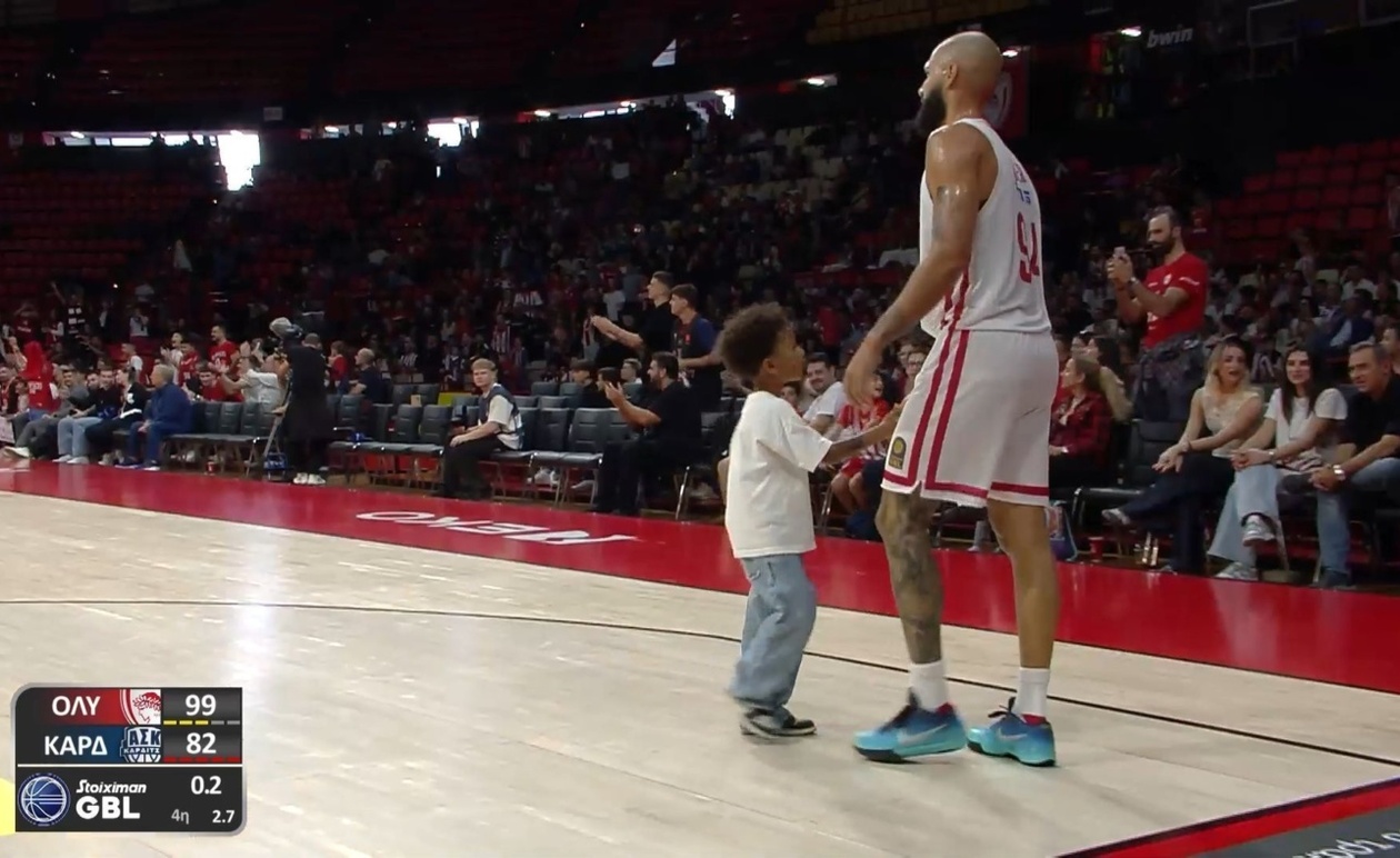 Μια απρόσμενη στιγμή στο γήπεδο — ένας μικρός επισκέπτης