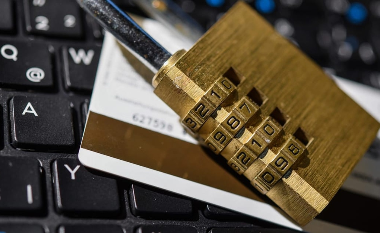 Οι Βρυξέλλες χαλαρώνουν τους κανόνες απορρήτου για να προωθήσουν την τεχνητή νοημοσύνη