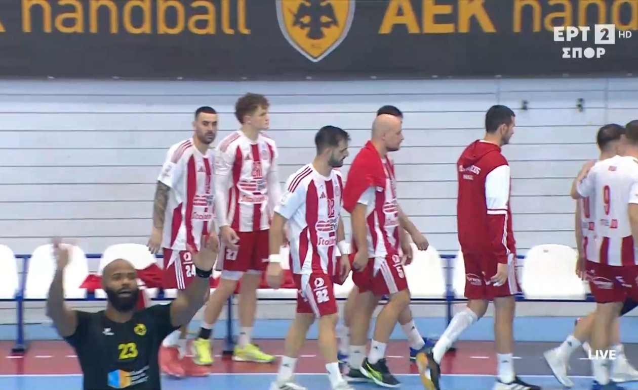 Η ΑΕΚ απηύθυνε έκκληση προς τους οπαδούς, ενώ οι ερυθρόλευκοι αποχώρησαν