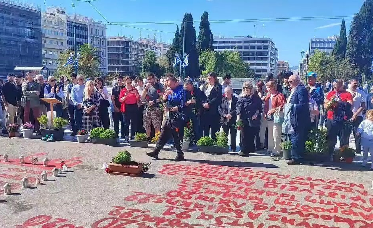 Μια κατάθεση λουλουδιών στο Σύνταγμα για τα θύματα των Τεμπών