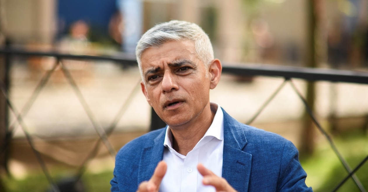 Ο δήμαρχος του Λονδίνου Σαντίκ Καν χαιρέτισε τη νίκη του Ζοχράν Μαμντάνι στη Νέα Υόρκη