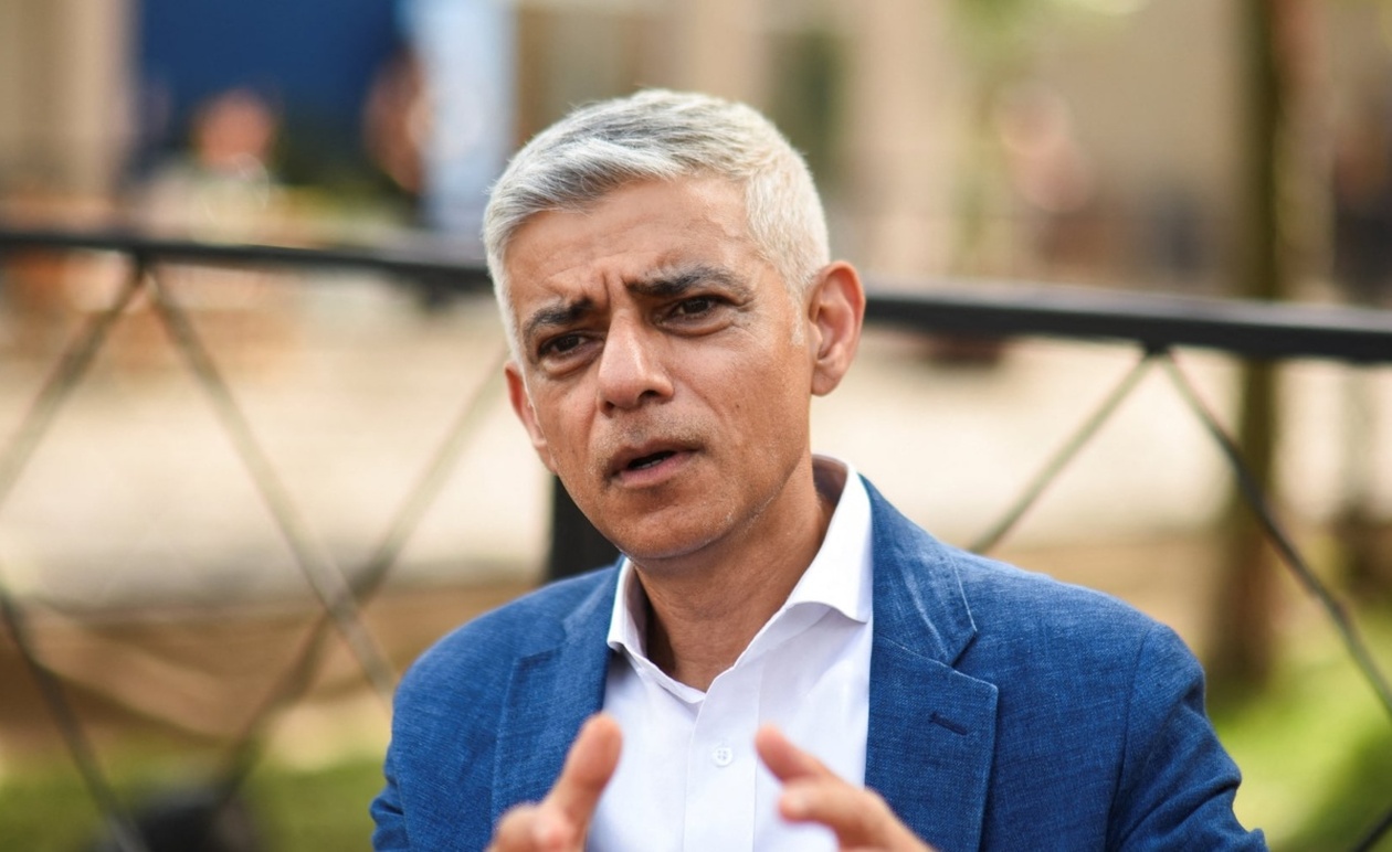 Ο δήμαρχος του Λονδίνου Σαντίκ Καν χαιρέτισε τη νίκη του Ζοχράν Μαμντάνι στη Νέα Υόρκη