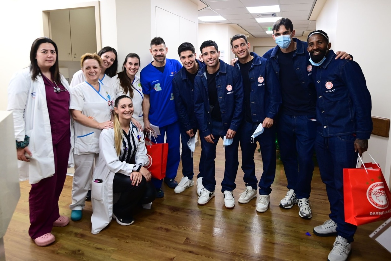 Ολυμπιακός: Ερυθρόλευκα χαμόγελα – Δώρα και ελπίδα στο Παιδιατρικό Κέντρο Αθηνών