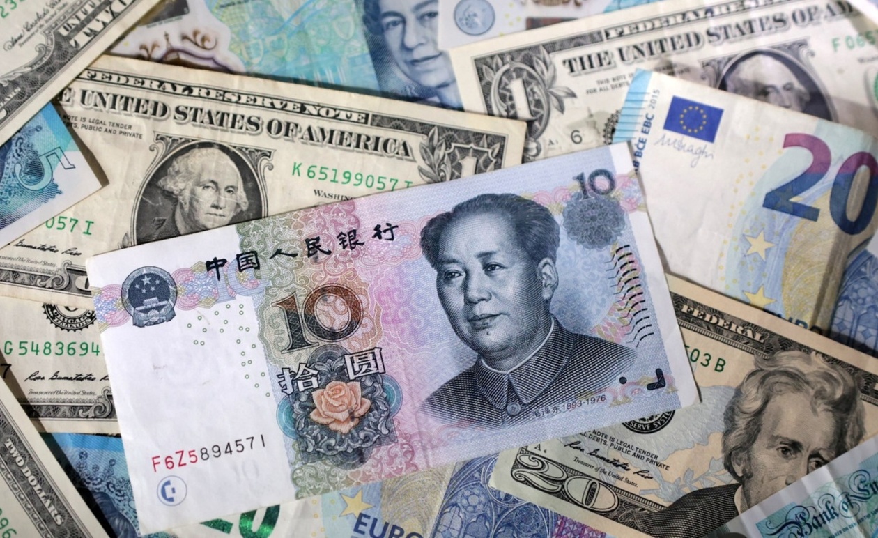 Το δολάριο υποχωρεί μετά την αισιοδοξία για εμπορική συμφωνία