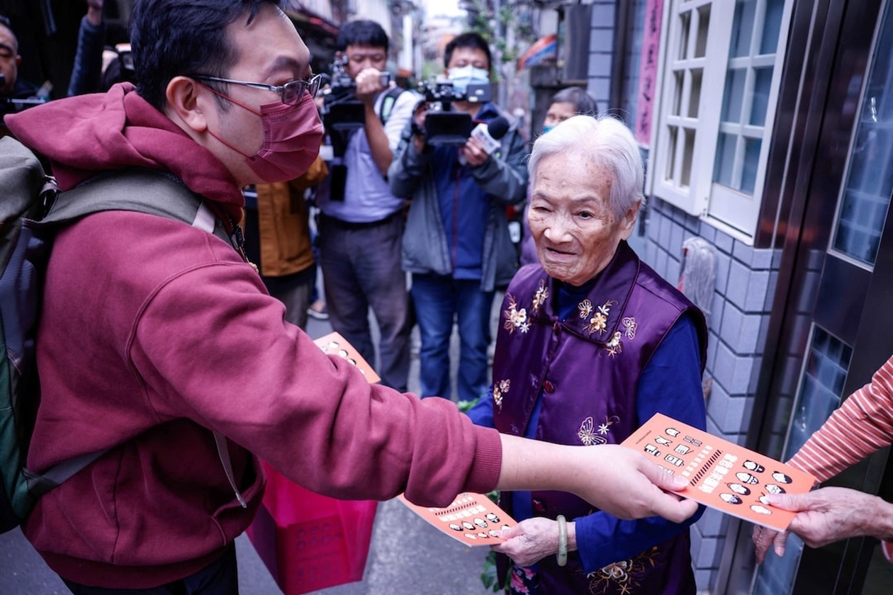 Ταϊβάν: Αξιωματούχος χαρακτηρίζει την Κίνα ‘ταραχοποιό’ και διανέμει εγχειρίδια άμυνας