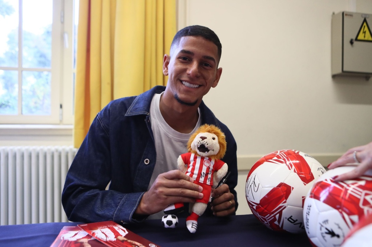 Πασχαλάκης και Μάνσα: Χαμόγελα και αυτόγραφα στο χριστουγεννιάτικο bazaar του Κολλεγίου Αθηνών