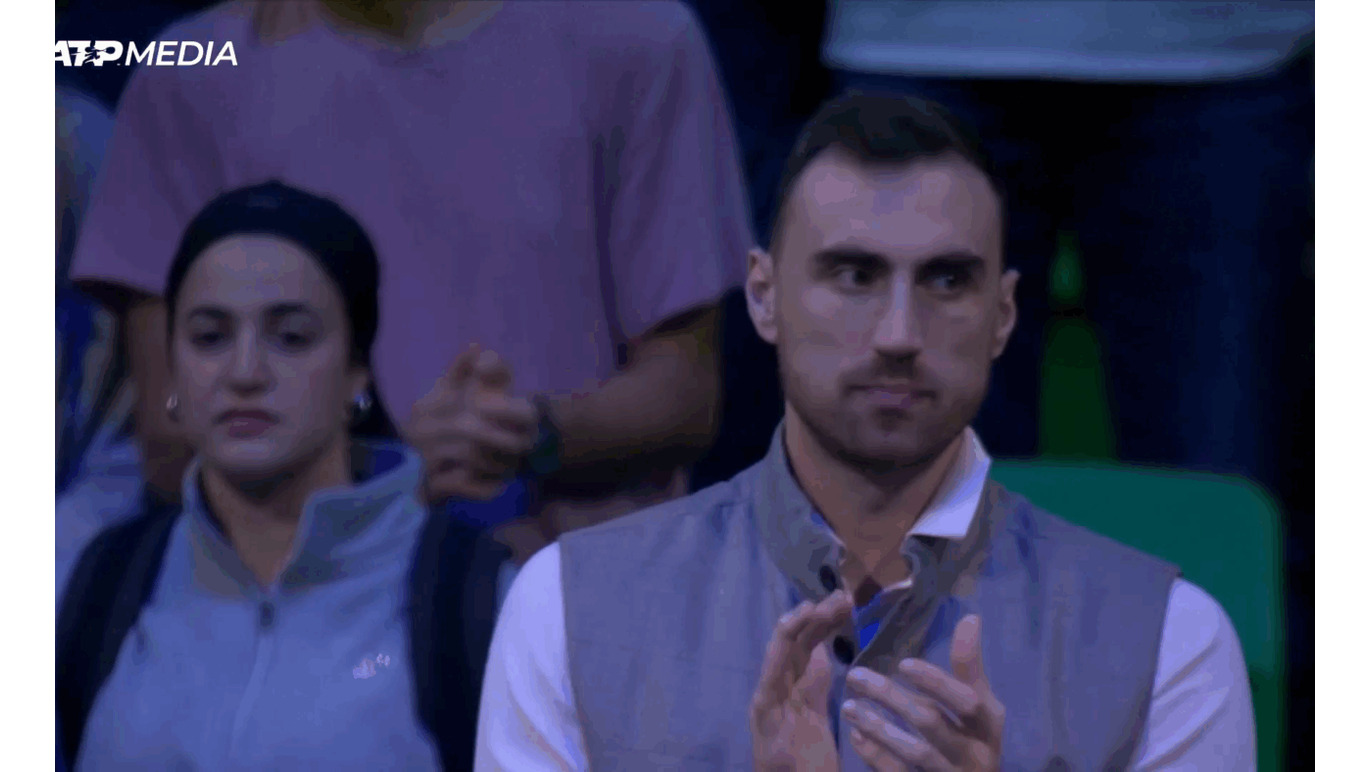 Ο Νίκολα Μιλουτίνοφ εμφανίστηκε στις εξέδρες για να στηρίξει τον Νόβακ Τζόκοβιτς στην Αθήνα