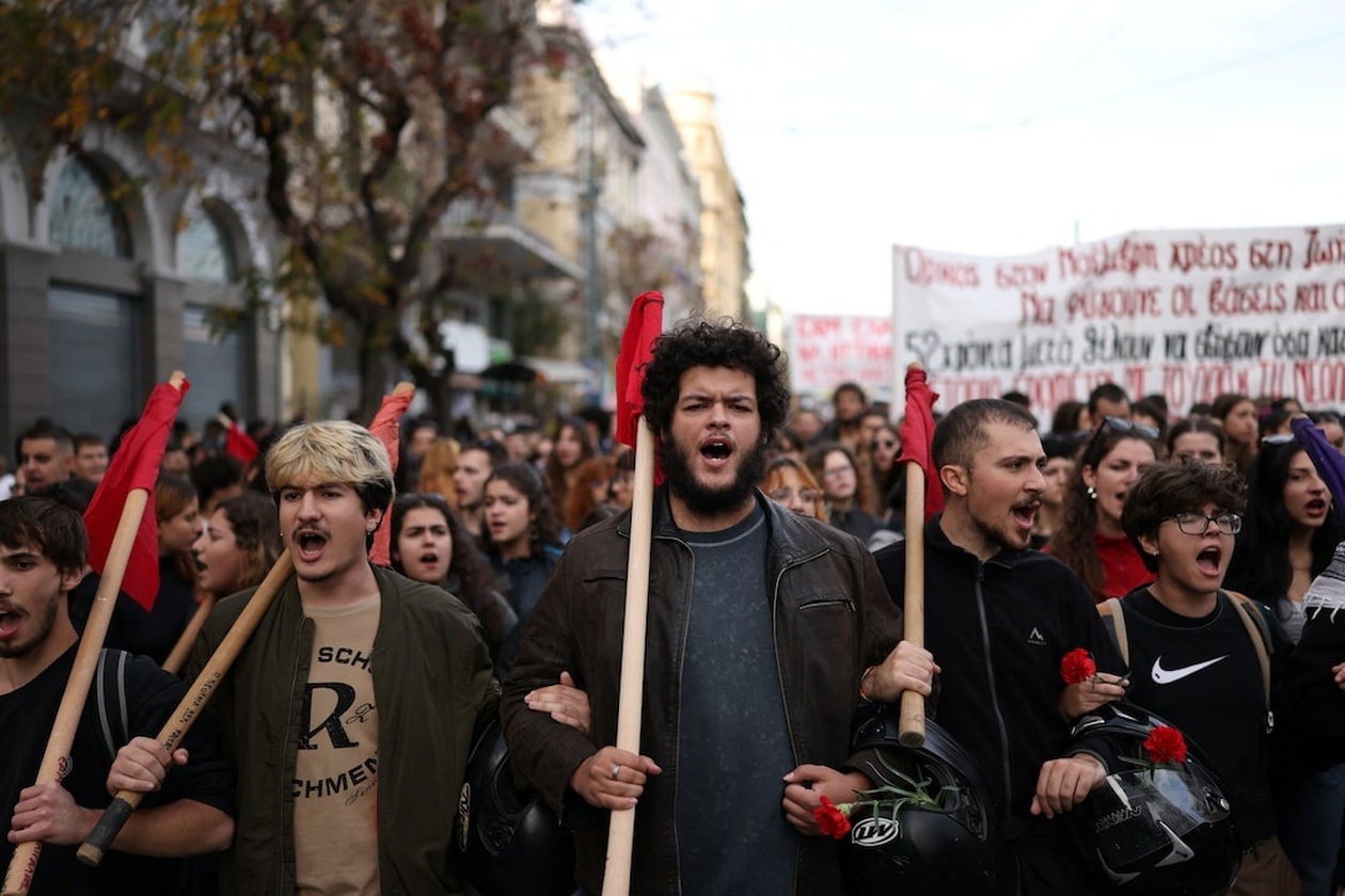 Χιλιάδες Έλληνες πορεύτηκαν στην Αθήνα για την 52η επέτειο του Πολυτεχνείου