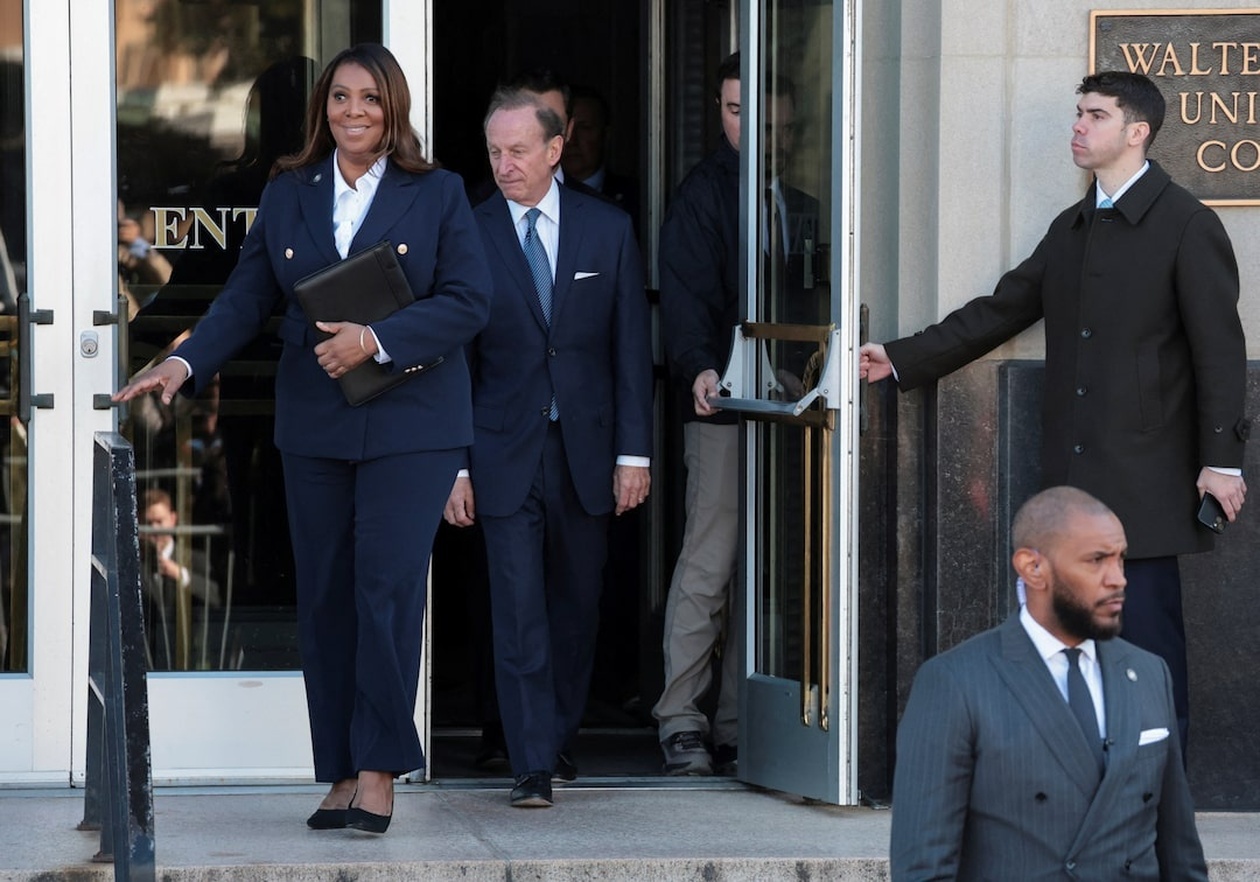 Η Γενική Εισαγγελέας της Νέας Υόρκης Λετίσια Τζέιμς αρνείται κατηγορίες απάτης σε υποθήκες εν μέσω πολιτικών εντάσεων