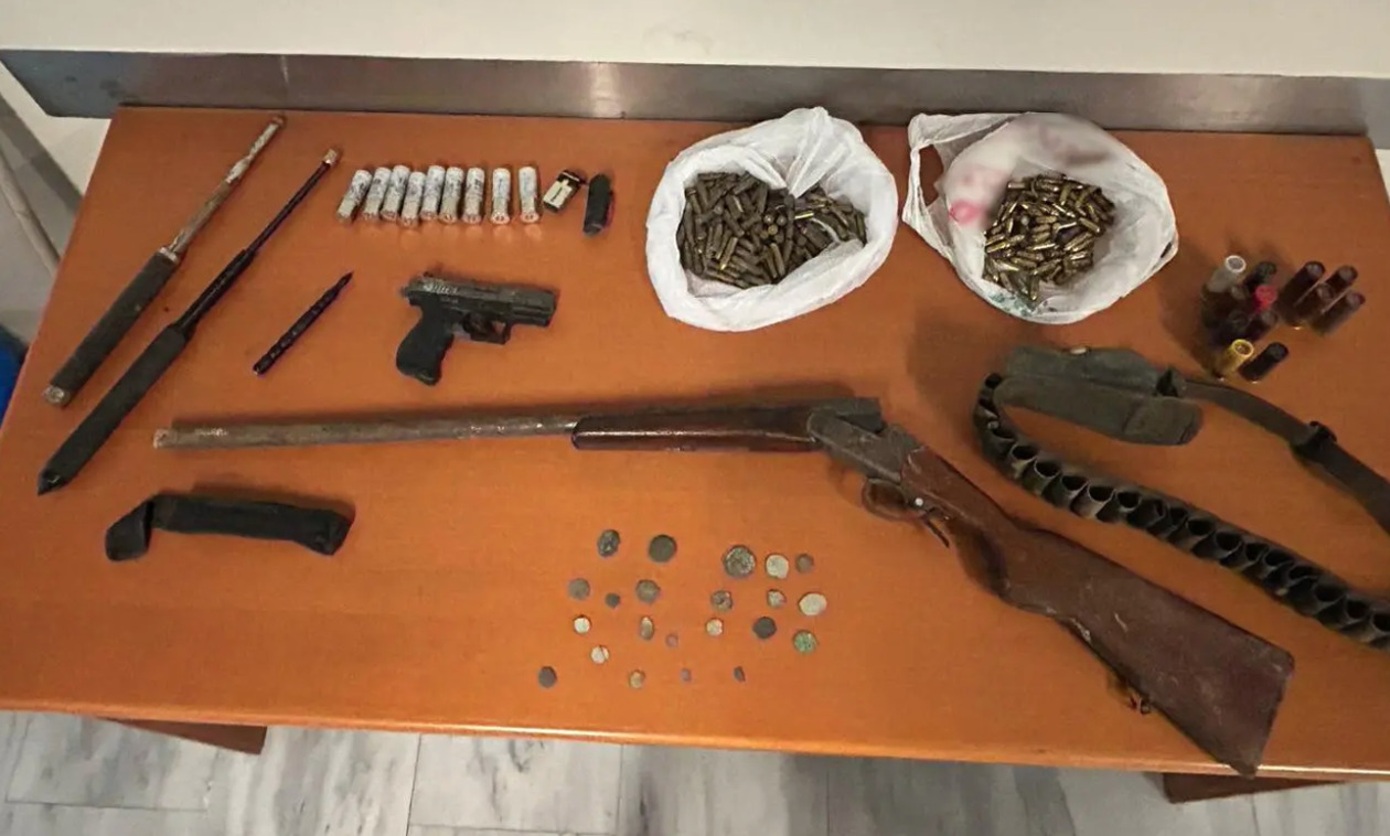 Βρέθηκαν όπλα και φυσίγγια σε σπήλαιο στα Βορίζια