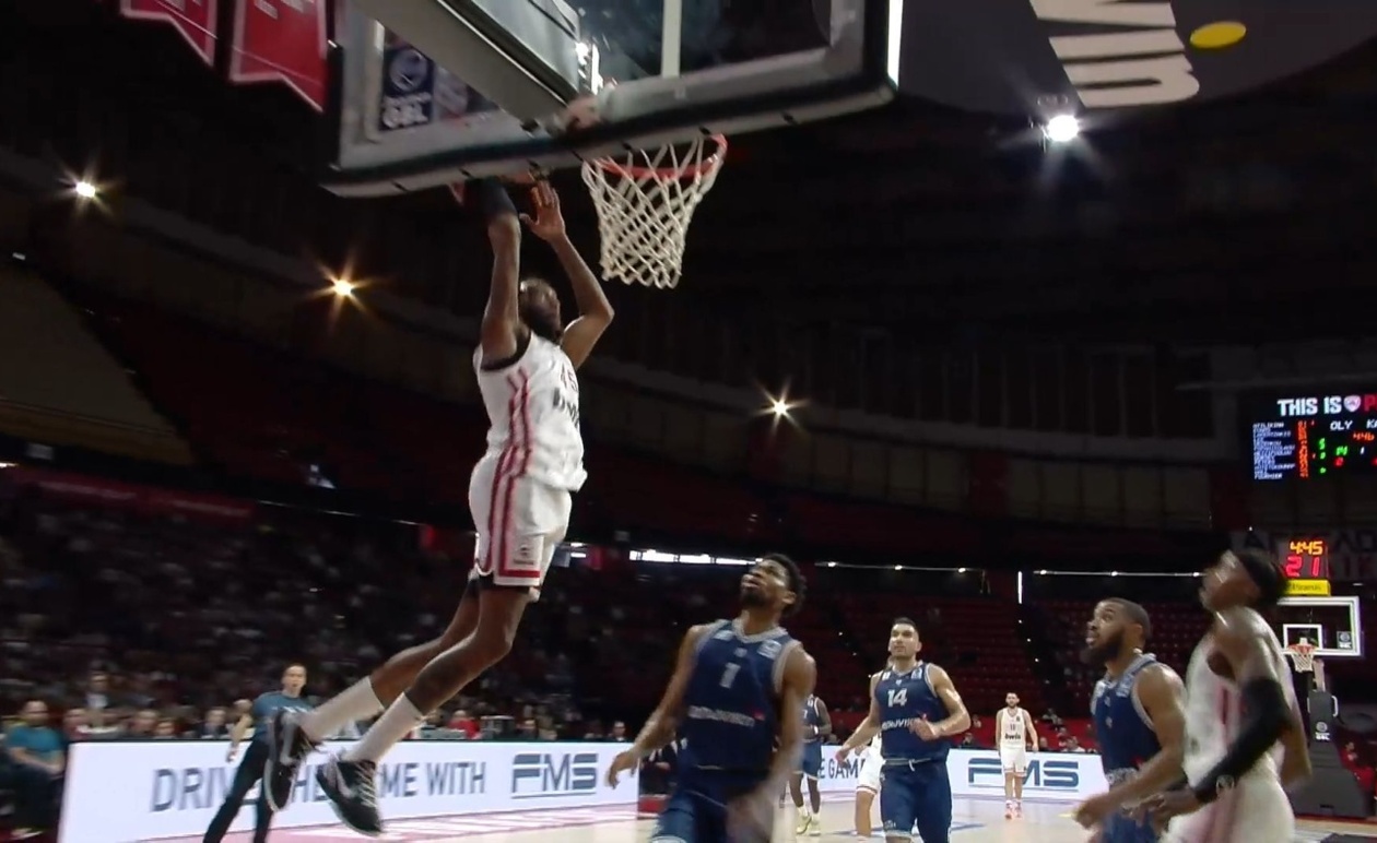 Ο Ολυμπιακός παρουσίασε εντυπωσιακό alley-oop — ο Νιλικίνα και ο Χολ ενώνουν δυνάμεις