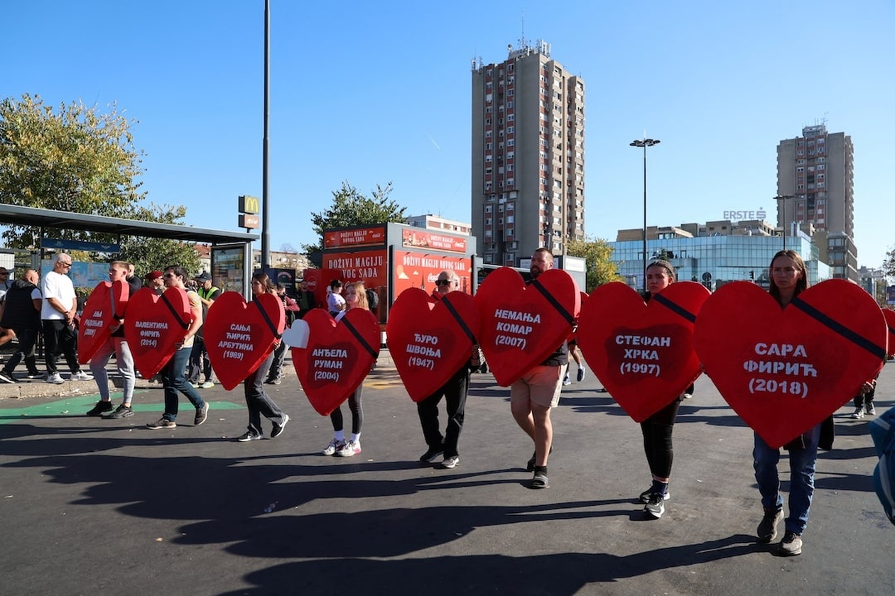 Δεκάδες χιλιάδες διαδηλωτές στο Νόβι Σαντ τίμησαν την επέτειο της κατάρρευσης της στέγης του σιδηροδρομικού σταθμού
