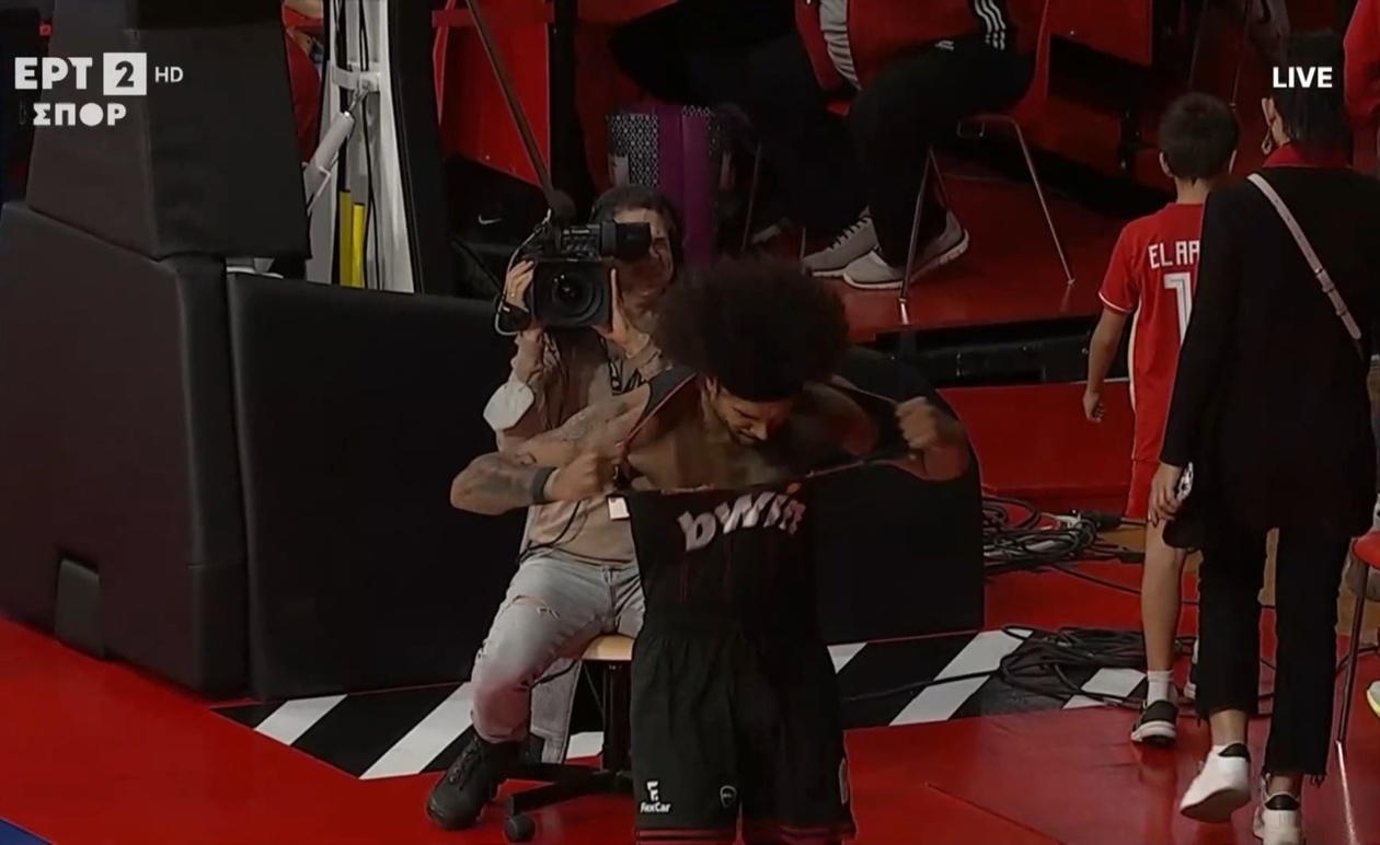 Ο παίκτης Ουόρντ έσκισε τη φανέλα του στον αγώνα Ολυμπιακός – Ηρακλής