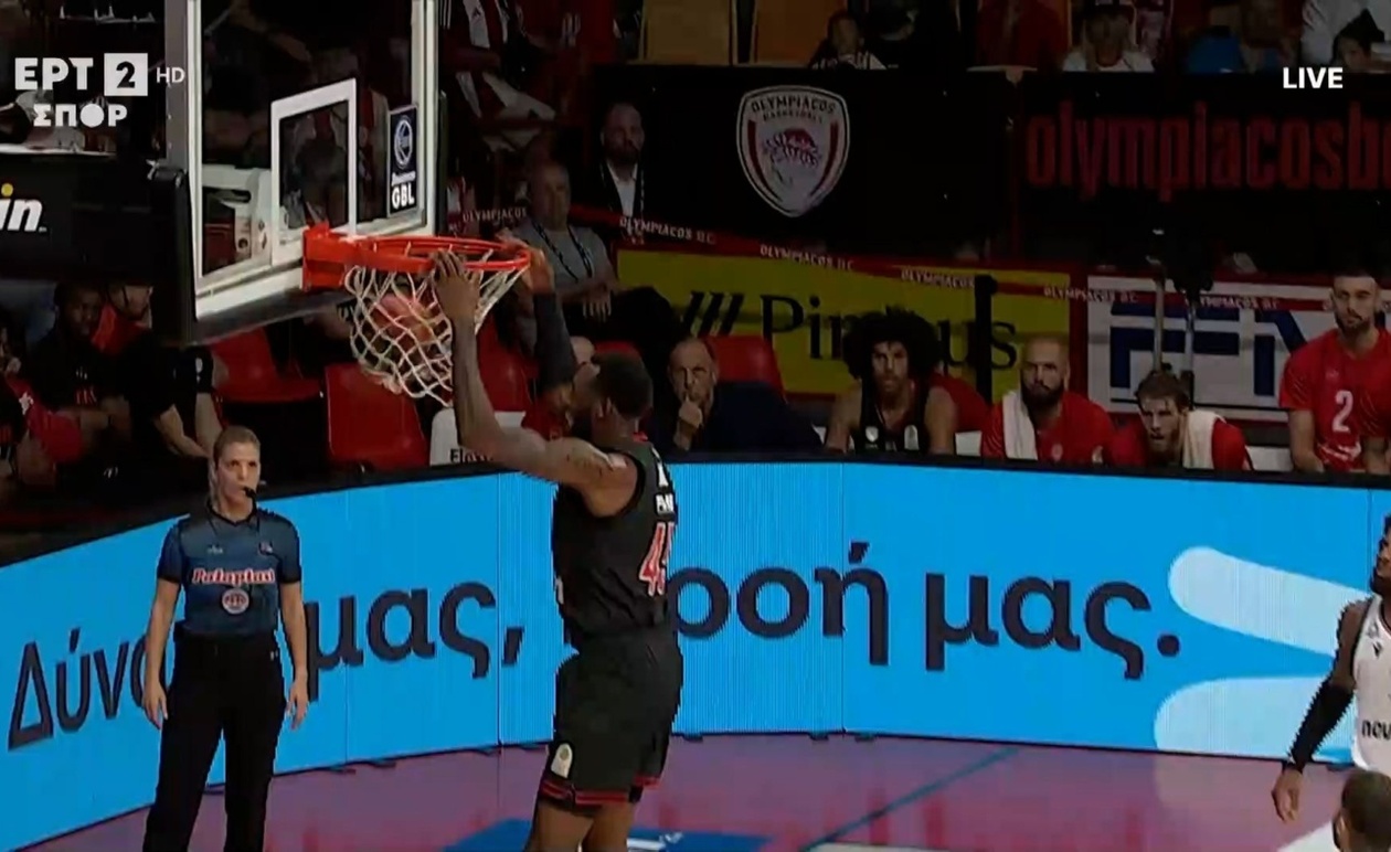 Το σόου καρφωμάτων του Ντόντα Χολ στο πρώτο ημίχρονο για τον Ολυμπιακό