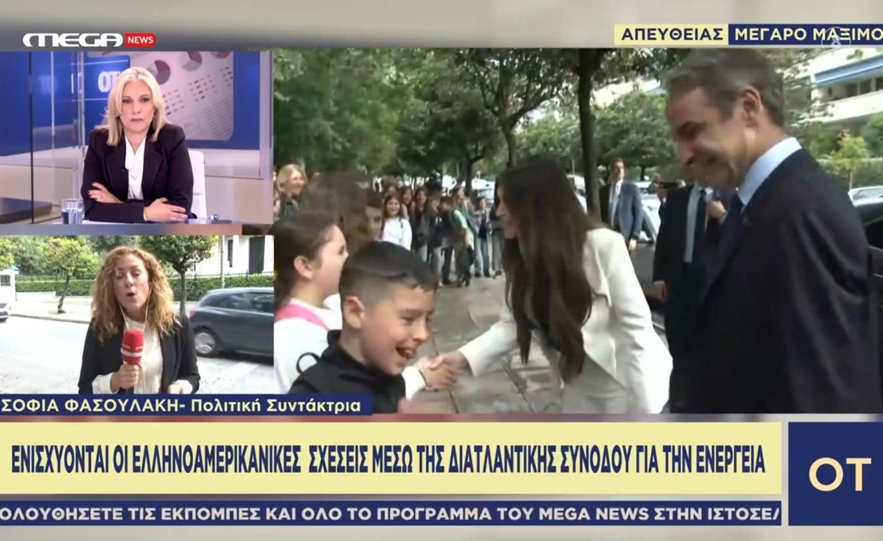 Κίμπερλι Γκίλφοϊλ συναντά μαθητές έξω από το πρωθυπουργικό μέγαρο