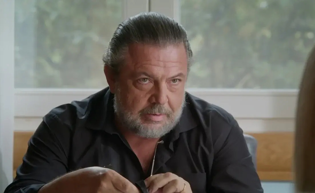 Να μ’ αγαπάς: Ο Θεόφιλος διώχνει τη Ζωή και τη Χαρούλα μετά τη συγκλονιστική αποκάλυψη της Σοφίας