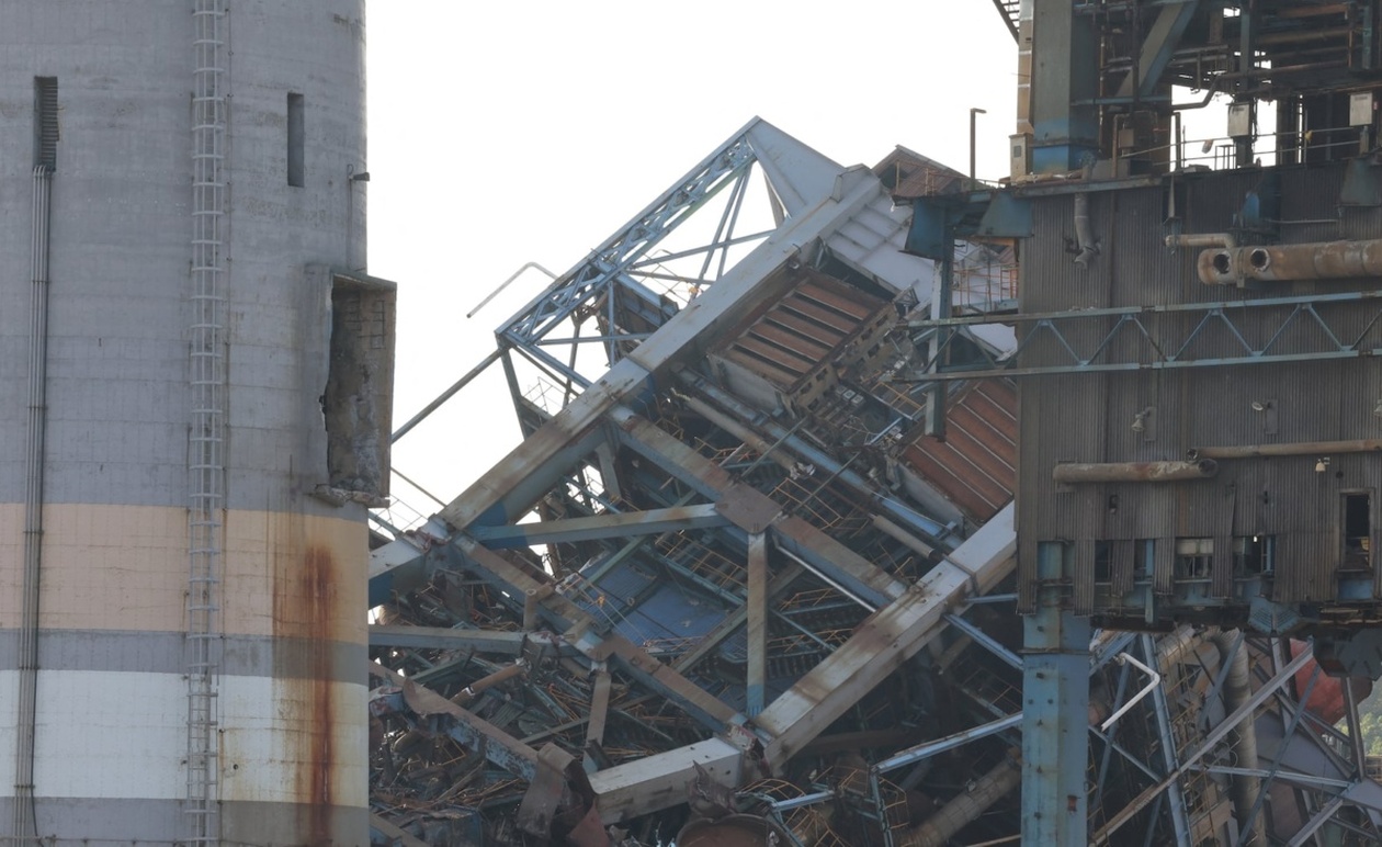 Η Νότια Κορέα χρησιμοποίησε εκρηκτικά για να κατεδαφίσει πύργους προκειμένου να διασώσει εγκλωβισμένους εργαζόμενους