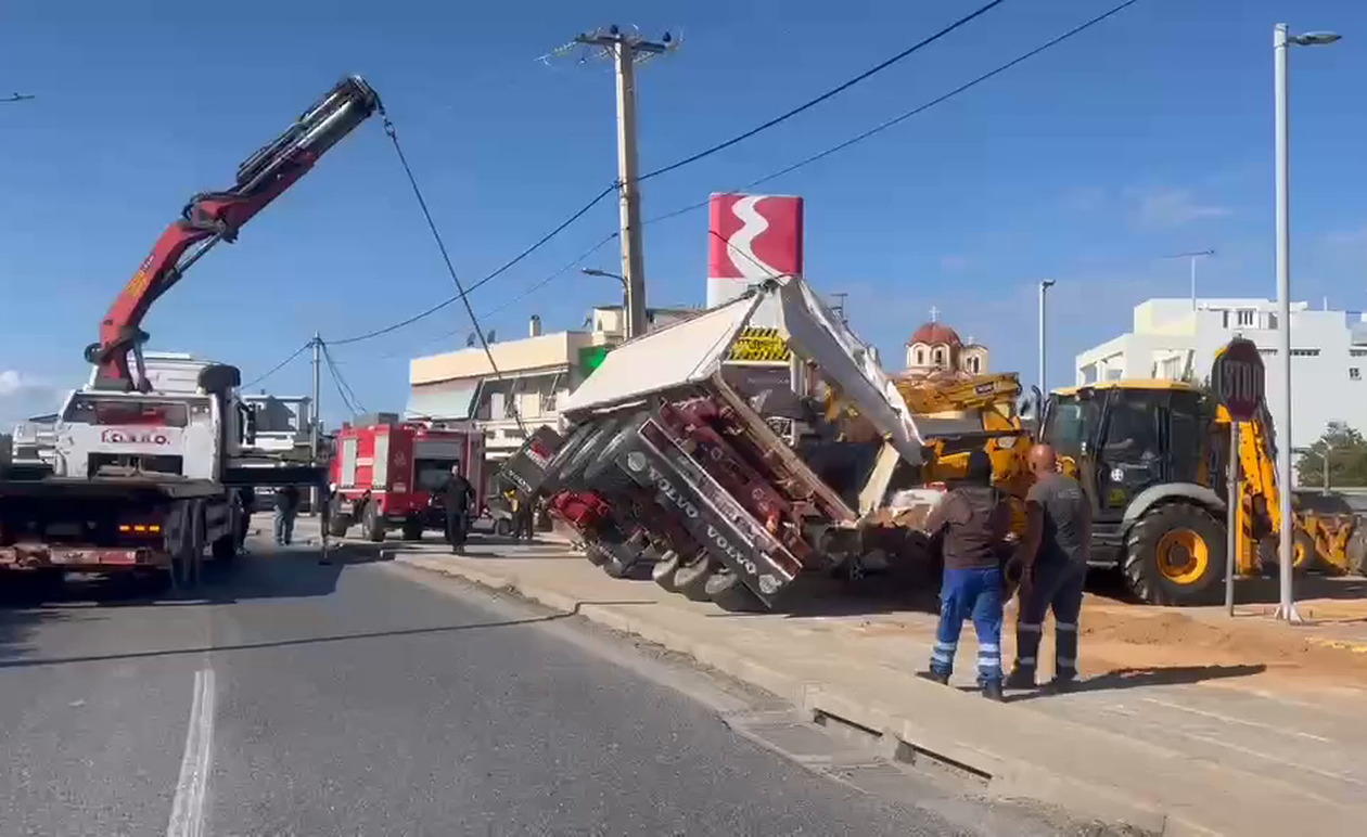 Μια νταλίκα ανέτρεψε στα Βλάχικα της Βάρης